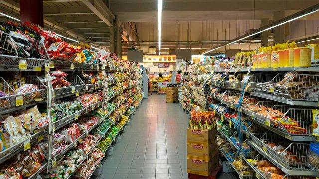 Οι τιμές των βασικών αγαθών πέφτουν μόνο… στα χαρτιά: Η ακρίβεια «καλπάζει» και τα νοικοκυριά «αγκομαχούν»