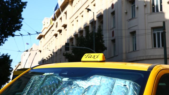 Ταξιτζής πήγε να χρεώσει παρέα γυναικών 60 ευρώ τη διαδρομή Κηφισίας-Αργυρούπολη χωρίς ταξίμετρο – «Ο ίδιος και οι συνάδελφοί του μας χλεύαζαν»