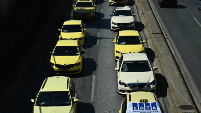 Λήγει η απεργία των ταξί μετά από τη συνάντηση με τον Κυρανάκη