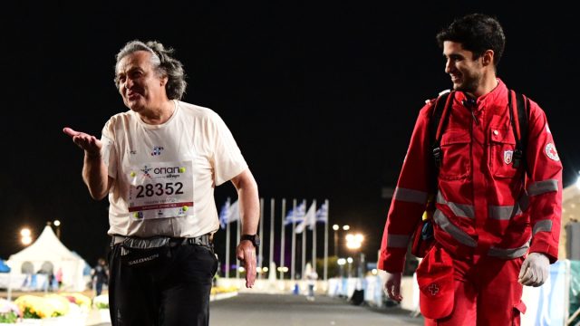 Συγκίνηση για τον τελευταίο δρομέα του Μαραθωνίου: Τερμάτισε μετά από 8 ώρες και αποθεώθηκε
