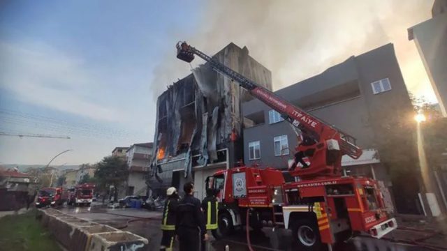 Τουρκία: Στις φλόγες τυλίχθηκε αποθήκη αρωματοποιίας – Έξι νεκροί