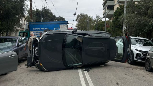 Τρομακτικό τροχαίο στα Βριλήσσια: Αυτοκίνητο έπεσε πάνω σε άλλο όχημα και ντεραπάρισε στη μέση του δρόμου