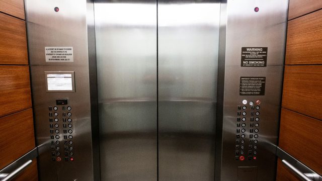 Τρόμος για κοπέλα στη Λάρισα: Έπεσε με το ασανσέρ από τον 3ο όροφο πολυκατοικίας και τραυματίστηκε