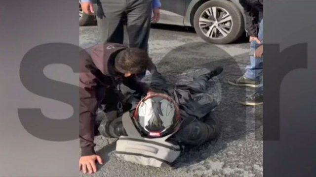 Σοκαριστικό τροχαίο στη λεωφόρο Κηφισίας: Έκανε παράνομα αναστροφή και συγκρούστηκε με μηχανή – «Βιαζόμουν»
