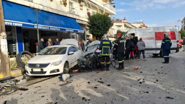 Σοβαρό τροχαίο στην Πτολεμαΐδα: ΙΧ καρφώθηκε σε βαν και μετά έπεσε πάνω σε παρκαρισμένα αυτοκίνητα