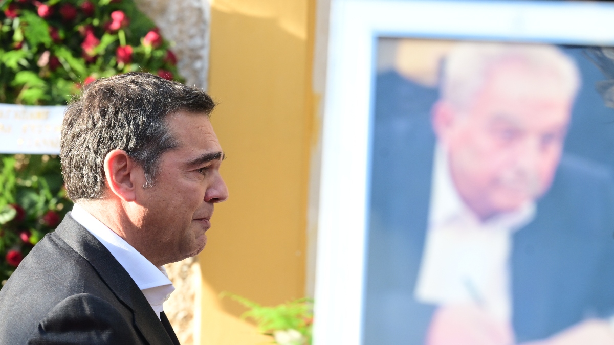 Λύγισε ο Τσίπρας στον επικήδειο για τον Φλαμπουράρη – «Σου υπόσχομαι ότι δε θα παραδώσουμε την ψυχή στη γοητεία της εξουσίας»
