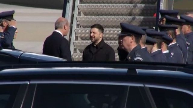 Ο Βολοντίμιρ Ζελένσκι έφτασε στην Αθήνα: Τον υποδέχθηκε ο Κωστής Χατζηδάκης – Συναντήσεις με Τασούλα και Μητσοτάκη