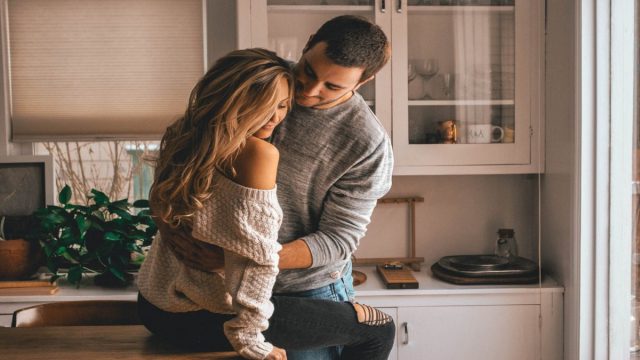 Σημάδια επικοινωνίας: 5 ξεκάθαρες ενδείξεις ότι του αρέσεις πραγματικά, πέρα από το πρώτο φλερτ