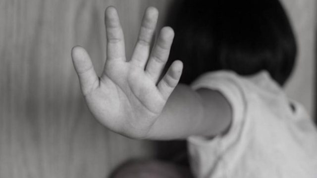 Αποτροπιασμός στη Θεσσαλονίκη: 51χρονος πατέρας βίαζε 12χρονη μπροστά στην ανήλικη κόρη του