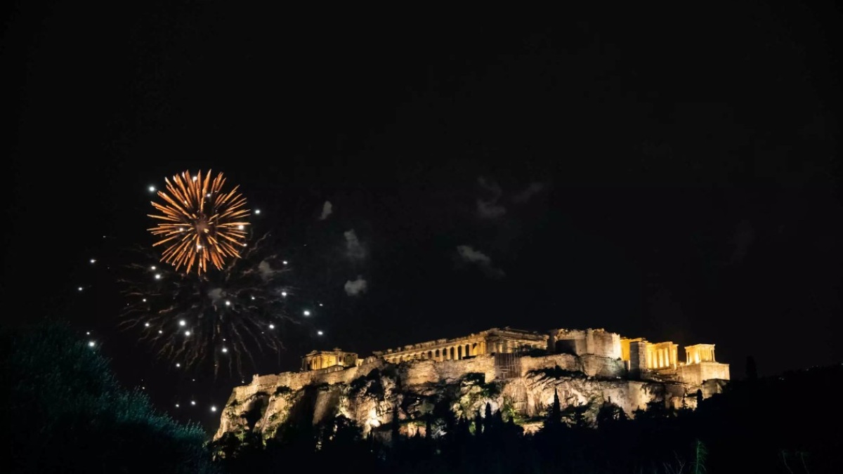 Φαντασμαγορική η αλλαγή της χρονιάς στο κέντρο της Αθήνας