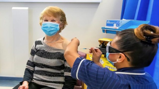 Σαν σήμερα, 08 Δεκεμβρίου 2020: Η Μάργκαρετ Κίναν έγινε ο πρώτος άνθρωπος στον κόσμο που έκανε το εμβόλιο της Pfizer κατά της Covid-19
