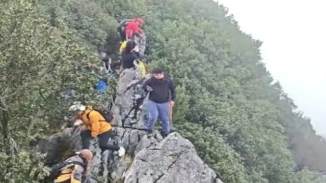 Κόβει την ανάσα: Έπεσε από γκρεμό 40 μέτρων για μια selfie – Καρέ καρέ η στιγμή