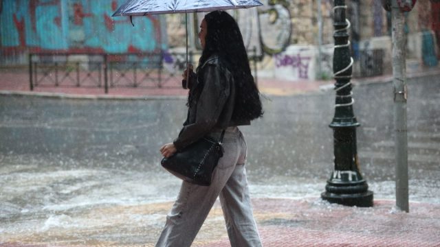 Καιρός: Νέο βαρομετρικό χαμηλό «χτυπά» την Ελλάδα – Έρχονται εκτεταμένες καταιγίδες και ισχυροί νοτιάδες