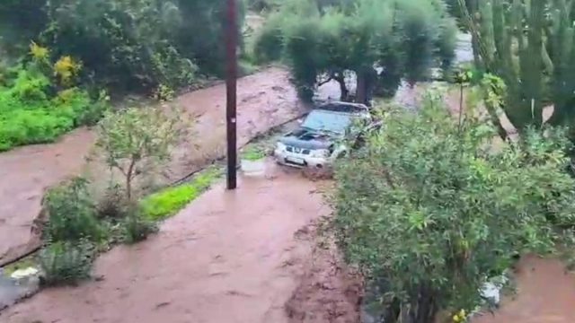 Βιβλική καταστροφή στον Πλάτανο Γυθείου: Το χωριό «χάθηκε» κάτω από ποτάμια λάσπης – Ηλικιωμένοι εγκλωβισμένοι περιμένουν να σωθούν με βάρκες