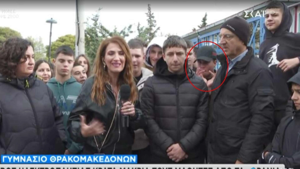 ΣΚΑΪ: Μαθητής έκανε χειρονομίες μπροστά στην κάμερα και ο Κούτρας εκνευρίστηκε (video)