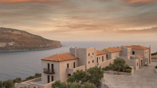Petra & Fos: Η μαγεία των γιορτών στη Μάνη έχει όνομα