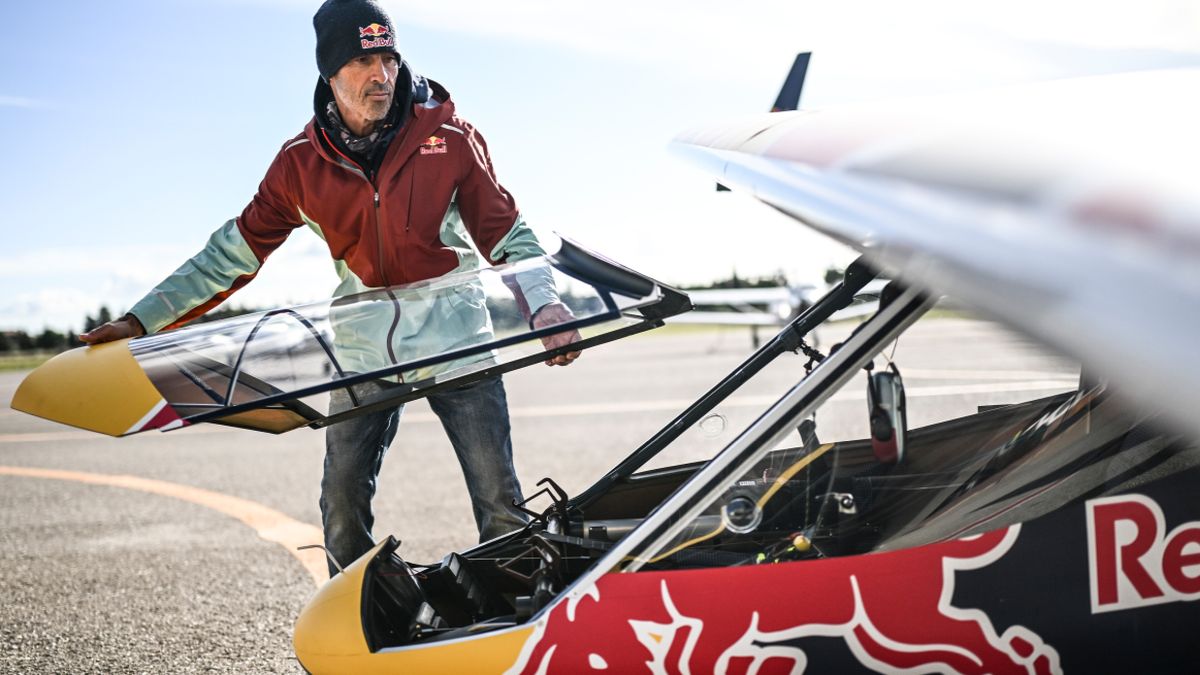 Ποδηλάτες της Red Bull–BORA–hansgrohe απογειώνουν ανεμόπτερο χρησιμοποιώντας αποκλειστικά ανθρώπινη δύναμη