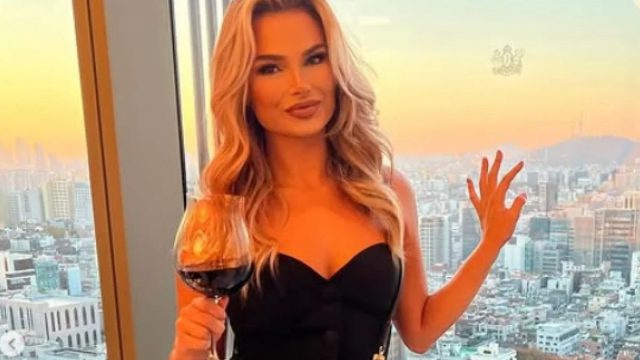Ξεσήκωσε το ΣΕΦ με σούπερ μίνι ο… ξανθός άγγελος της Κίμπερλι και Τραμπ! (ΦΩΤΟ)