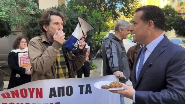 Άδωνις Γεωργιάδης: Πρόσφερε μελομακάρονα σε εργαζόμενους που τον γιούχαραν – «Μας ειρωνεύεται», απαντάνε