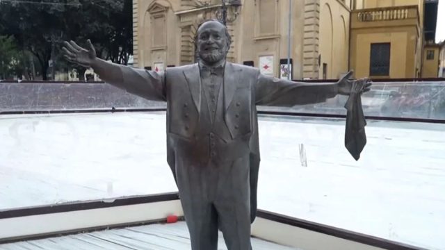 Αντιδράσεις στην Ιταλία: Έφτιαξαν παγοδρόμιο γύρω από το άγαλμα του Παβαρότι – «Γελοιοποιούν τη μνήμη του»