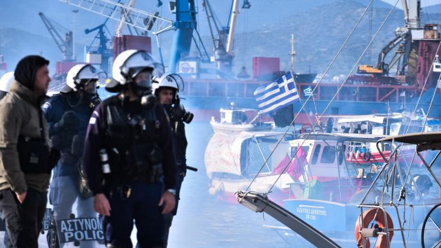 Σκληραίνει το μπλόκο των αγροτών στον Βόλο – Τελεσίγραφο για άνοιγμα του λιμανιού έως τις 13:00 μετά από εισαγγελική παρέμβαση