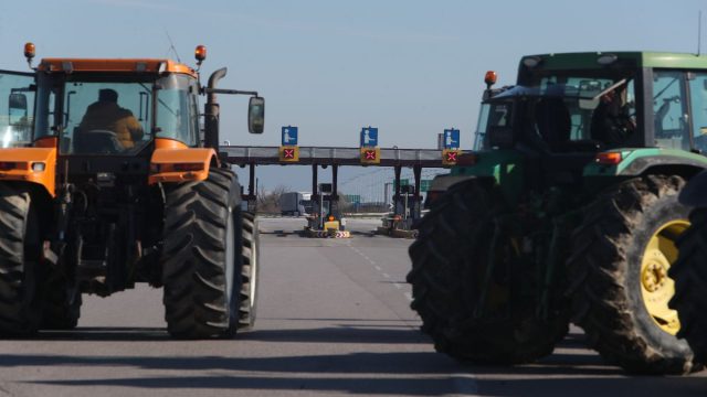 Μπλόκα αγροτών σε όλη τη χώρα: Έκλεισαν την Εθνική και στο ύψος των Μαλγάρων