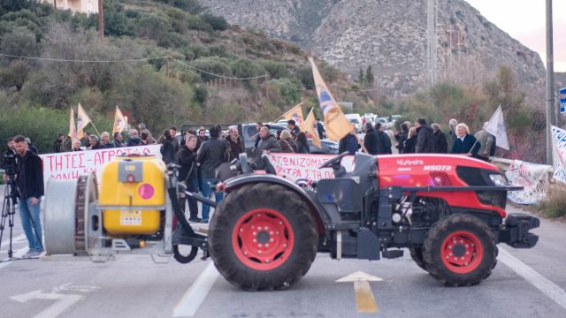 Σταθεροί στα μπλόκα αγρότες και κτηνοτρόφοι: Κλιμακώνουν την πίεση και καταθέτουν γραπτώς τα αιτήματά τους