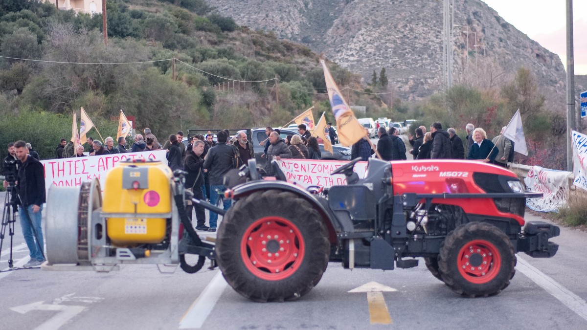 Σταθεροί στα μπλόκα αγρότες και κτηνοτρόφοι: Κλιμακώνουν την πίεση και καταθέτουν γραπτώς τα αιτήματά τους