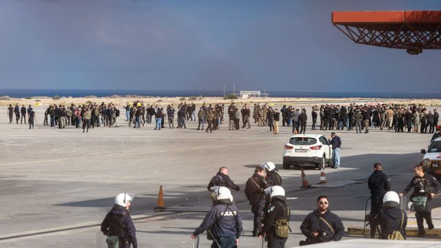 Σε αναβρασμό η Κρήτη: Στην πίστα του αεροδρομίου «Νίκος Καζαντζάκης» εισέβαλλαν οι αγρότες – Δύο πτήσεις γύρισαν πίσω