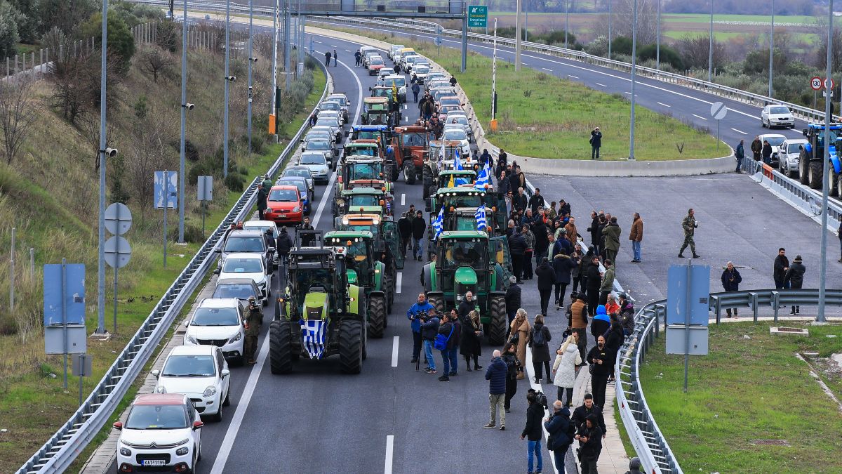 Σε τροχιά κλιμάκωσης οι αγροτικές κινητοποιήσεις – Κλείνει επ’ αόριστον η Εθνική Αντιρρίου – Ιωαννίνων