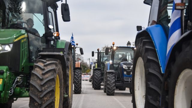 Αγροτικός αναβρασμός σε Βρυξέλλες και Ελλάδα: Κλιμακώνονται οι κινητοποιήσεις – Χριστούγεννα με ανοιχτά μπλόκα