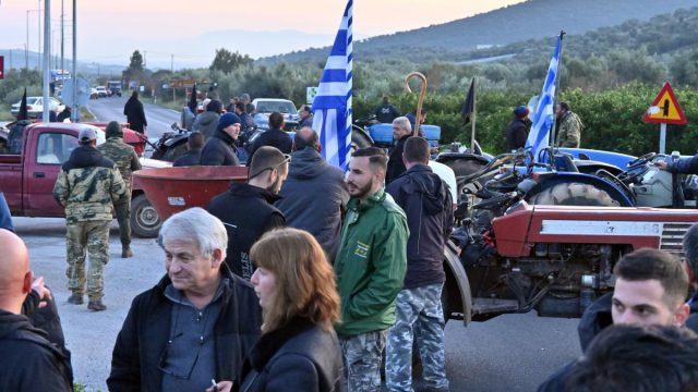 Οι αγρότες σε αναβρασμό: Πού κλείνουν τα τελωνεία – Άνοιξαν τις μπάρες στα διόδια Τραγάνας