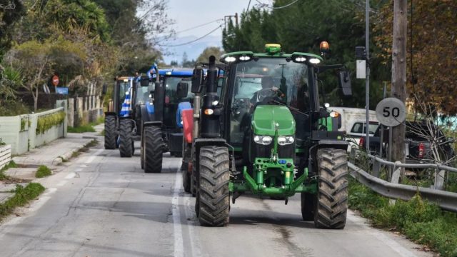 Χριστούγεννα στις εθνικές οδούς: Ανυποχώρητοι οι αγρότες στα μπλόκα – Kλείνουν για πέντε ώρες τις σήραγγες των Τεμπών