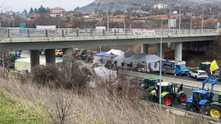 Μπλόκα αγροτών στη χώρα: Σταμάτησε η κυκλοφορία για όλα τα οχήματα στα Τέμπη – Πόσο θα διαρκέσει ο αποκλεισμός