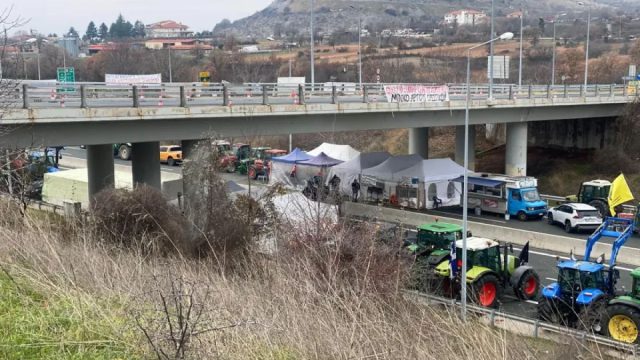 Μπλόκα αγροτών στη χώρα: Σταμάτησε η κυκλοφορία για όλα τα οχήματα στα Τέμπη – Πόσο θα διαρκέσει ο αποκλεισμός