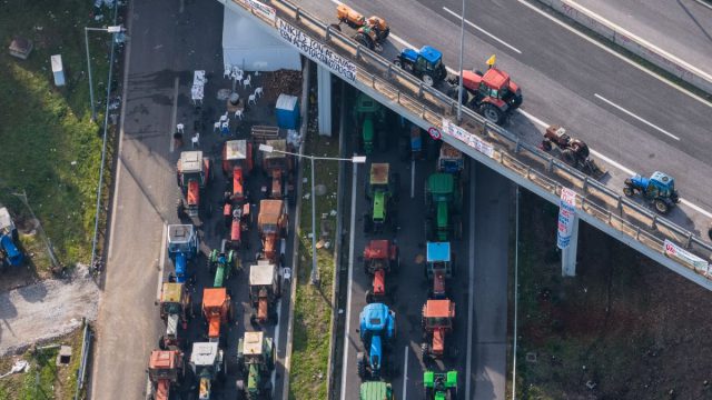 Μπλόκα: Βελτιωμένη η εικόνα στους δρόμους ενόψει Χριστουγέννων – Πώς να κινηθείτε για να αποφύγετε τις καθυστερήσεις