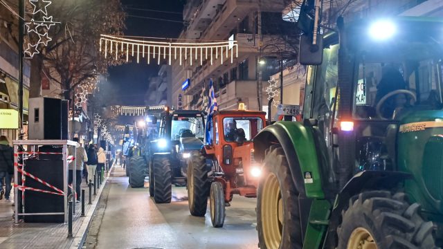Αγροτικά μπλόκα: Αυστηρότερη η στάση της κυβέρνησης μετά το «ναυάγιο» των συνομιλιών – «Τραμπουκίζουν αυτούς που θέλουν διάλογο»