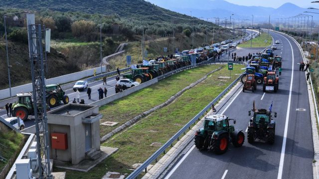 Κλιμακώνουν τις κινητοποιήσεις οι αγρότες: Τι προβλέπει ο νόμος για τα μπλόκα και ποιες είναι οι κυρώσεις
