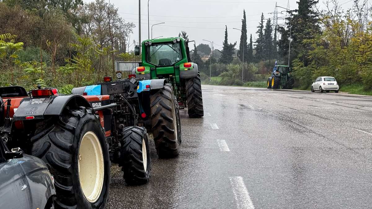 Μπλόκα αγροτών στην Αθηνών – Λαμίας: Δυόμιση ώρες παραπάνω το ταξίδι για Θεσσαλονίκη