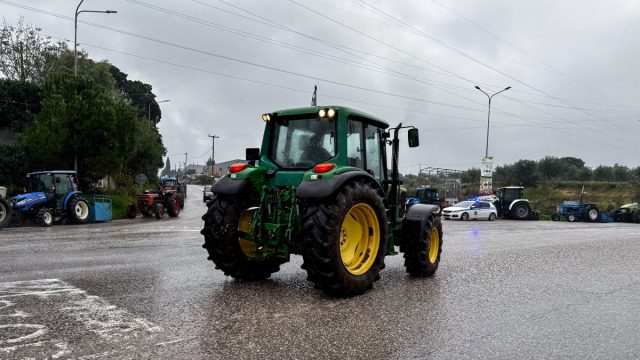 Κλιμακώνονται οι αγροτικές κινητοποιήσεις: Έστησαν μπλόκα κλείνοντας την Πατρών – Κορίνθου, αποκλεισμένα τα τελωνεία