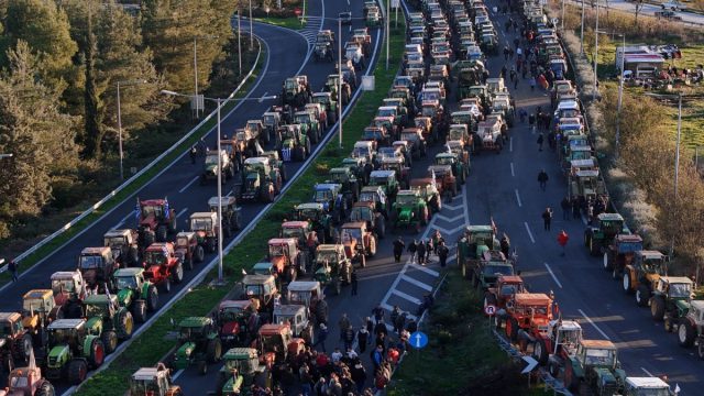 Οι αγρότες στους δρόμους: Έναρξη των μπλόκων με τραυματισμούς και συλλήψεις