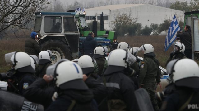 Οι αγρότες έσπασαν το αστυνομικό μπλόκο στις Σέρρες και πάνε προς τελωνείο Προμαχώνα