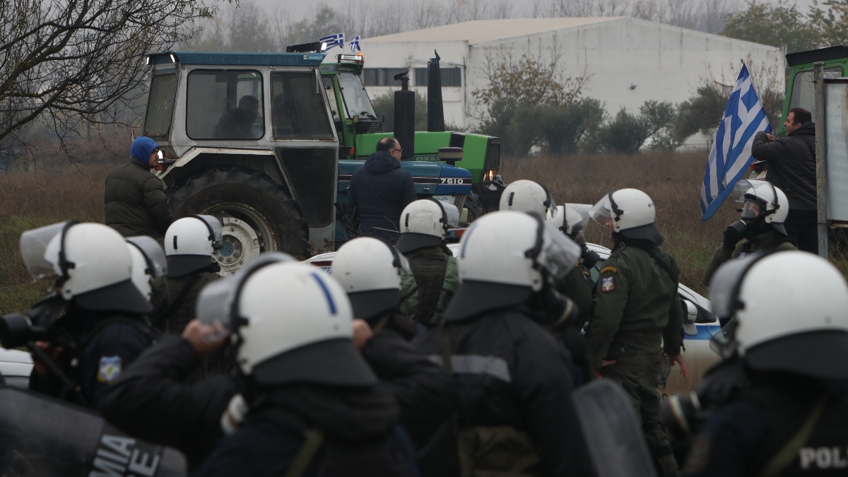 Οι αγρότες έσπασαν το αστυνομικό μπλόκο στις Σέρρες και πάνε προς τελωνείο Προμαχώνα