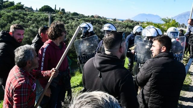 Ξύλο και χημικά μεταξύ αγροτών και αστυνομικών στο μπλόκο του Ρίου – Αντιρρίου: Έκλεισε η υψηλή γέφυρα στη Χαλκίδα