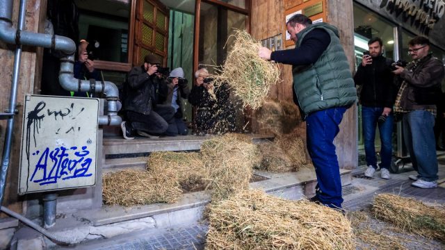 «Δεν τρώμε το σανό που μας δίνει η κυβέρνηση» – Οι αγρότες πέταξαν άχυρα στα γραφεία πολιτικών