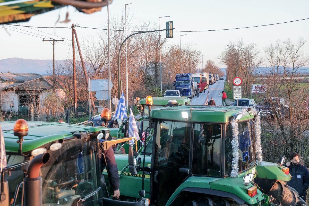 Μπλόκα αγροτών στις εθνικές οδούς