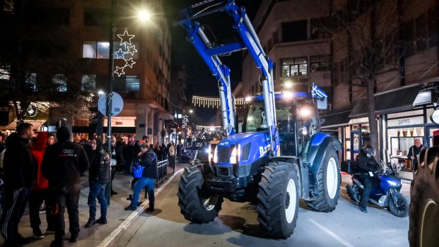 «Εμφύλιος» στα μπλόκα των αγροτών: Διαφωνίες για τη σύσκεψη στα Μάλγαρα και αιχμές κατά του ΚΚΕ