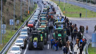 Ασφυκτική πίεση στον χειμερινό τουρισμό από τα μπλόκα των αγροτών – Ακυρώσεις και ζημία έως 50%