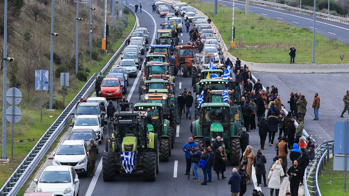 Ασφυκτική πίεση στον χειμερινό τουρισμό από τα μπλόκα των αγροτών – Ακυρώσεις και ζημία έως 50%