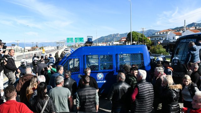 Ρίο – Αντίρριο: Κλούβα των ΜΑΤ μπλόκαρε ασθενοφόρα ενώ οι αγρότες άνοιξαν τον δρόμο